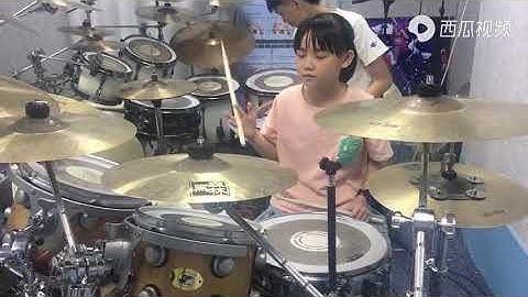 妞妞架子鼓演奏点歌的人，看着开心的笑容，一天都会有很好的心情