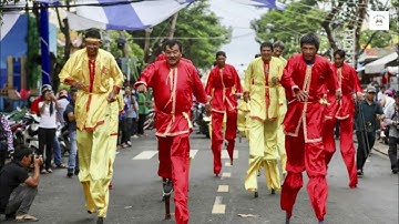 Tin Nóng | Mãn nhãn xem ngư dân đá bóng bằng cà kheo ở lễ hội Nghinh Ông
