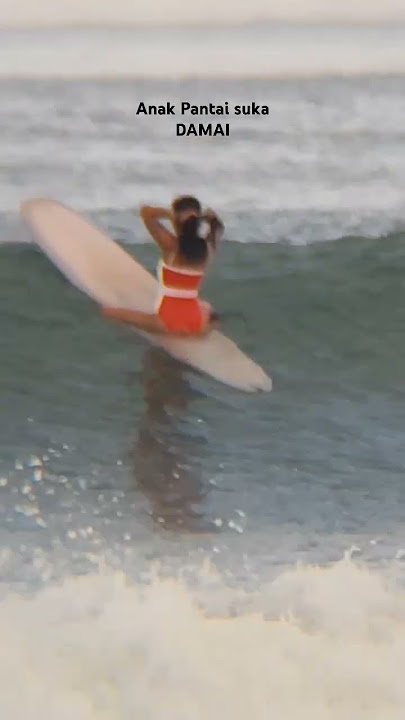 Dari KOREA Tersenyum melihat Ombak Pantai Kuta Bali #shortvideo #surfgirls #surf