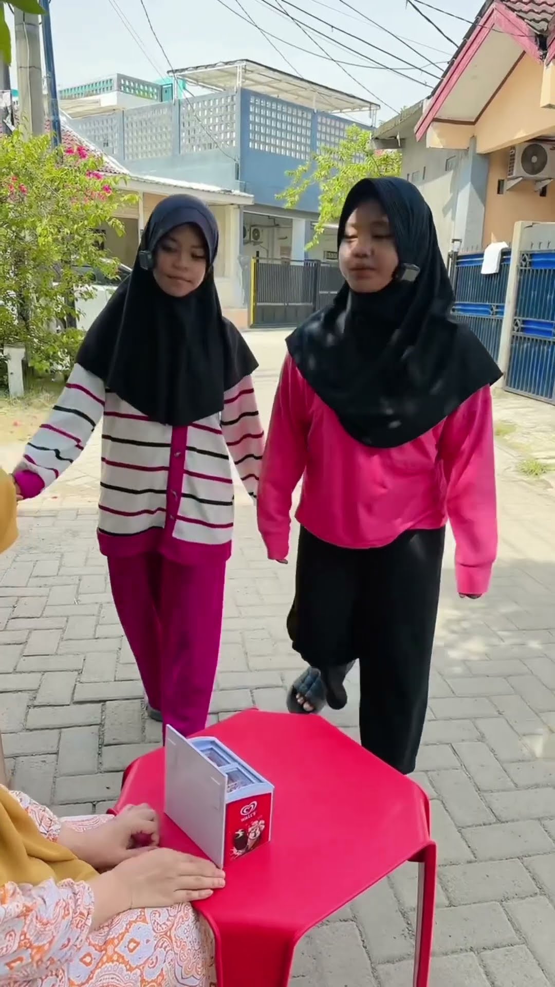 BUNDA DIJAH JUALAN ES KRIM DIPINGGIR JALAN