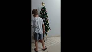 João Pedro colocando enfeites na árvore de natal - Galera Mix Kids