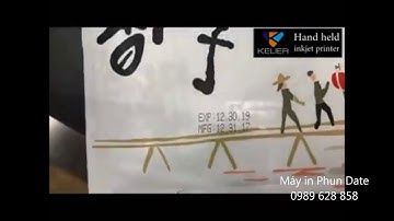 IN TRÊN BĂNG TẢI BẰNG MÁY IN DATE CẦM TAY.