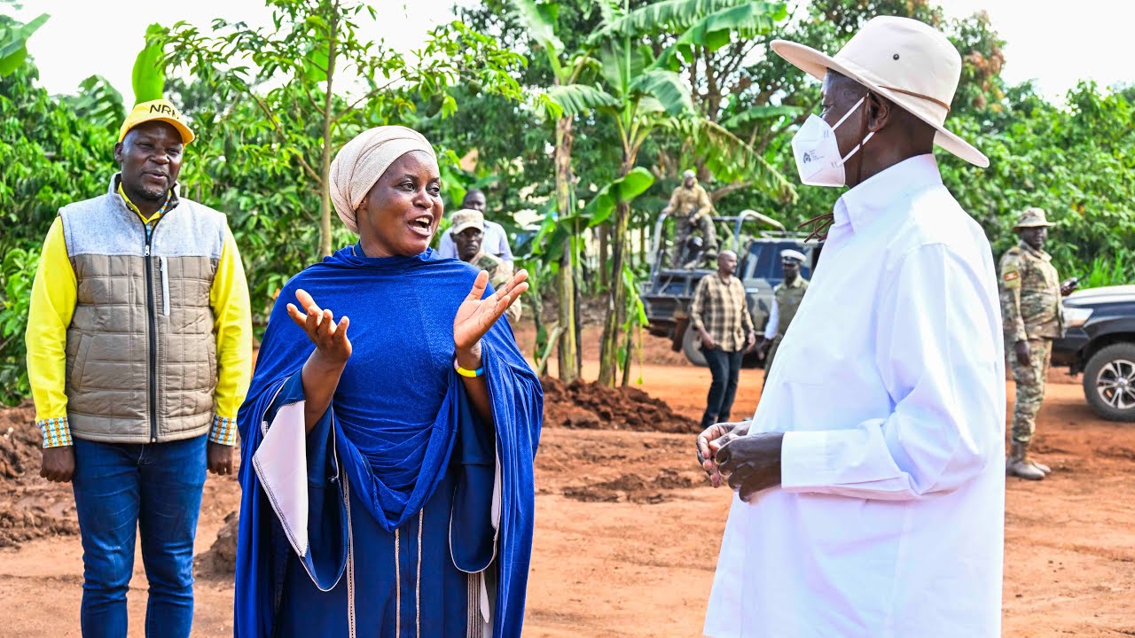 Museveni visits Hajjat Baiga’s home  in Luwero while on PDM tour, gives her 12 million shillings