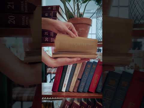 Только в нашем кафе вы найдете такую коллекцию старых книг 📚