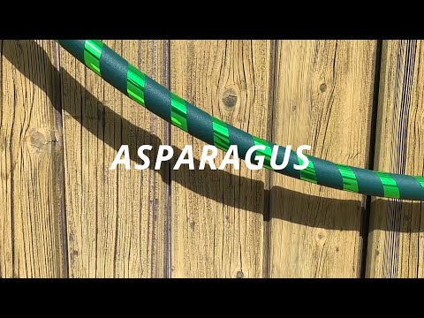 Dieses Video zeigt unser Hula Hoop Modell &quot;Asparagus&quot; als Nahaufnahme in Bewegung bei Sonnenlicht. Tapes: Metallic Mirror Springgreen / 24 mm dark green grip...