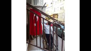 Türk Bayrağını Düzelten Genç
