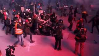 Происшествия: Митингующие с палками избили двух бойцов Беркута