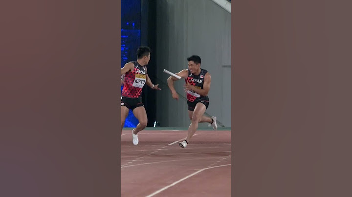 How did he even catch that  👀 #Japan #relay #running