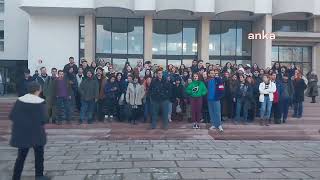ODTÜ’LÜ ÖĞRENCİLER YURTLARA ALINMAMA KARARINI REKTÖRLÜK ÖNÜNDE PROTESTO ETTİ