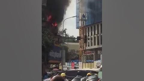 Đang cháy lớn tại ngã tư Tôn Thất Tùng - Phạm Ngọc Thạch - Hà Nội