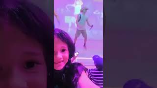 A Lili encontrou os dinossauros na Dinolândia! 😱🦖 E ainda curtiu um show super divertido!