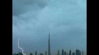 البرق او الرعد كما لم تشاهده من قبل - مقطع للرعد والبرق في دبي مخيف للغاية