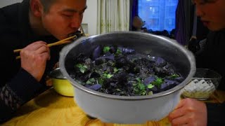 紫色莲藕猪蹄汤，小伙教你简单做一锅，色香味俱全，超好吃