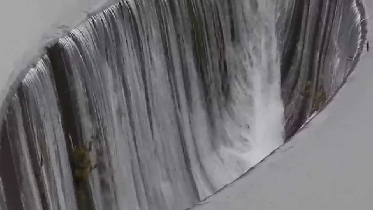 ポルトガルのコンチョス湖にある穴に水が吸い込まれいく様子が 地球の肛門 のようだ なぜ肛門に例えるのか とツッコミ Togetter ポルトガルのコンチョス湖にある穴に水が吸い込まれいく様子が 地球の肛門 のようだ なぜ肛門に例えるのか とツッコミ Togetter