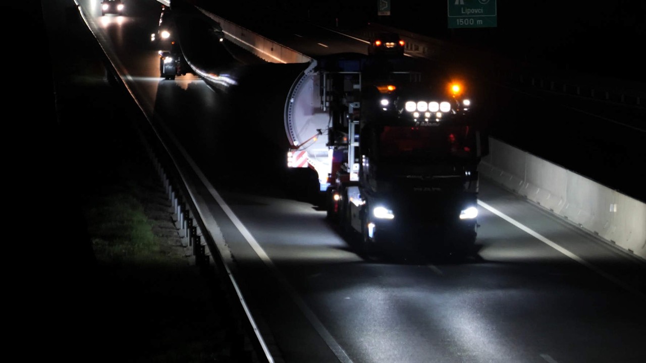 Izredni prevoz 87 metrov dolgih elis