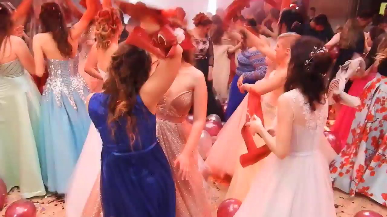 Maturitní ples SOŠ a SOU řemesel K. Hora - zašlapávání šerp