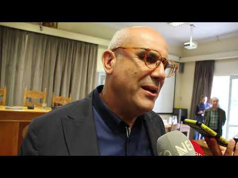 Ο Δήμαρχος Χανίων βράβευσε τον Μίμη Δομάζο (video)