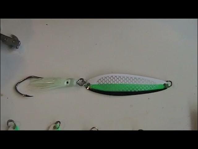 Spray Painting Fishing Lure (Baker Builds) 