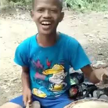 VIDIO LUCU ORANG SUNDA MANG ADENG NYANYI LAGU HAYANG KAWIN