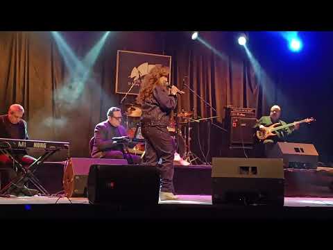 سيمون تغني لايف من حفلها بساقية الصاوي قاعدين ساكتين كدة ليه ساقية الصاوي 2025