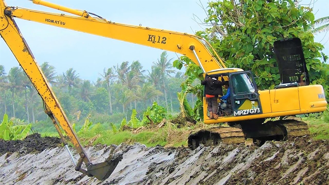 Long Reach Swamp Excavator Digging Mud From The River Komatsu PC200 ...