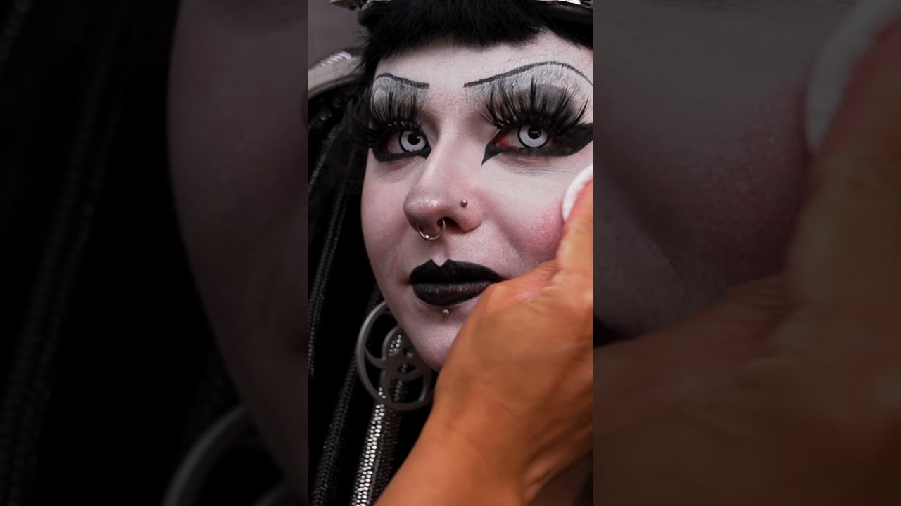 Меня преследовали в школе из-за моего готического образа 😕 