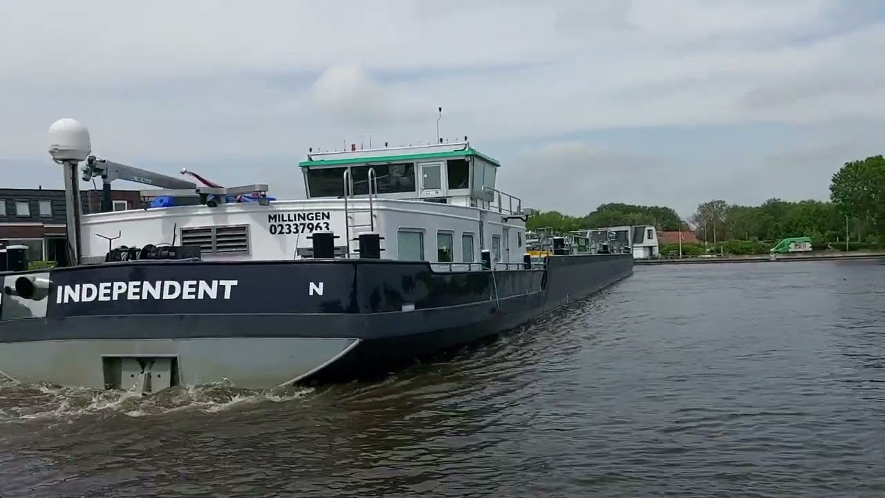 Independent neemt, na het passeren van de Hefbrug, de bocht van de Gouwe naar de Oude Rijn