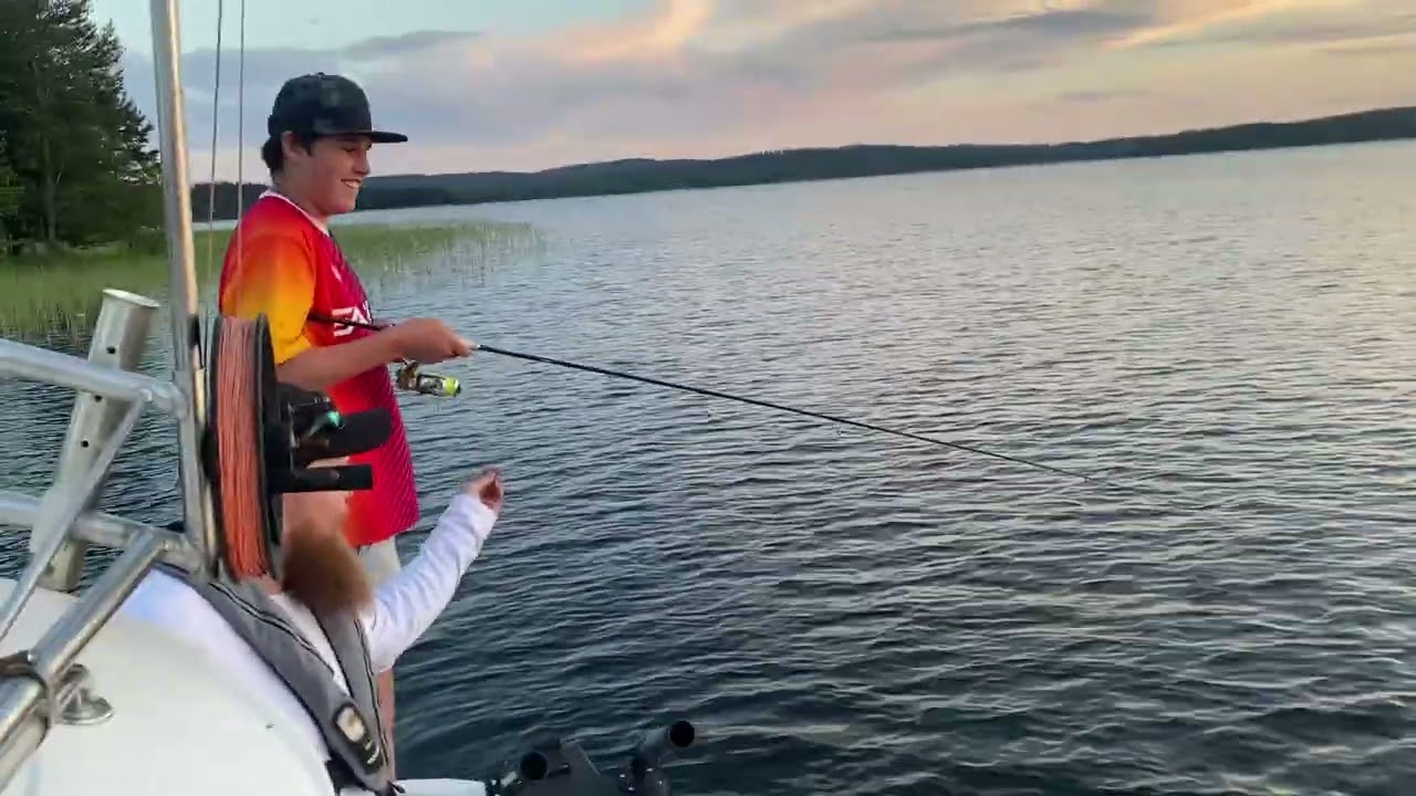 Adam drillar gädda med Perchzilla 2-11g