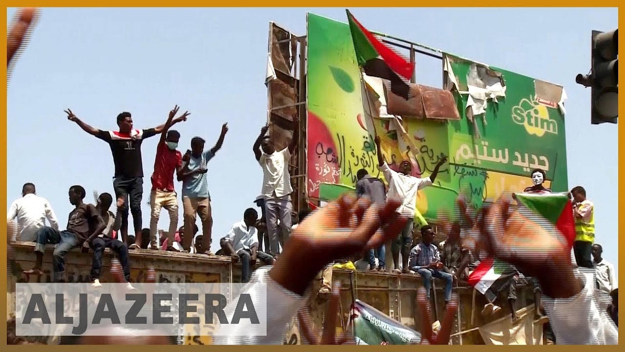 🇸🇩 آلاف يتجمعون لأداء صلاة الجمعة خارج مقر قيادة الجيش السوداني | الجزيرة الإنجليزية