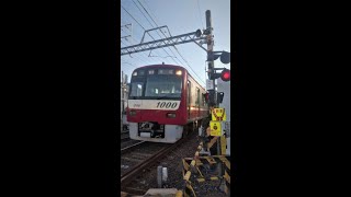 京浜急行電鉄 新1000形電車（ステンレス車両）1169Fと1089Fを京成立石駅～青砥駅間の踏切で撮影（東京都葛飾区）KEIKYU on KEISEI LINE Tokyo JAPAN TRAIN