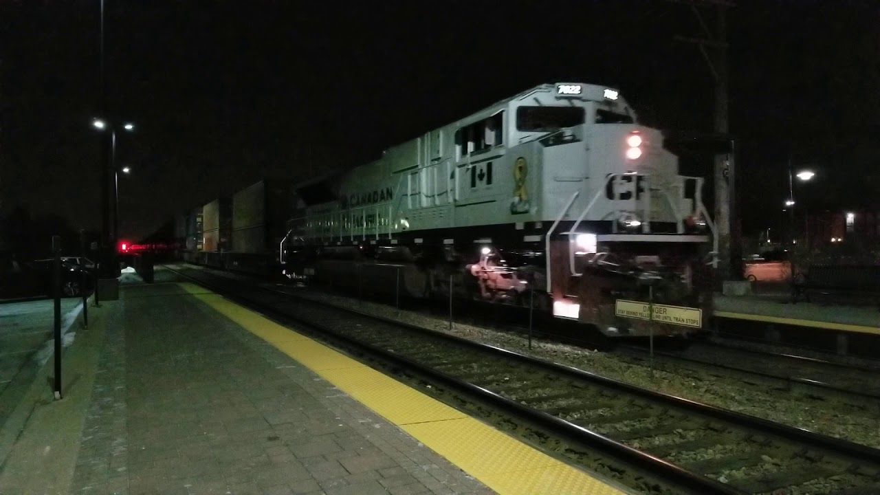 CP 7022 shoves CP 198 through Northbrook