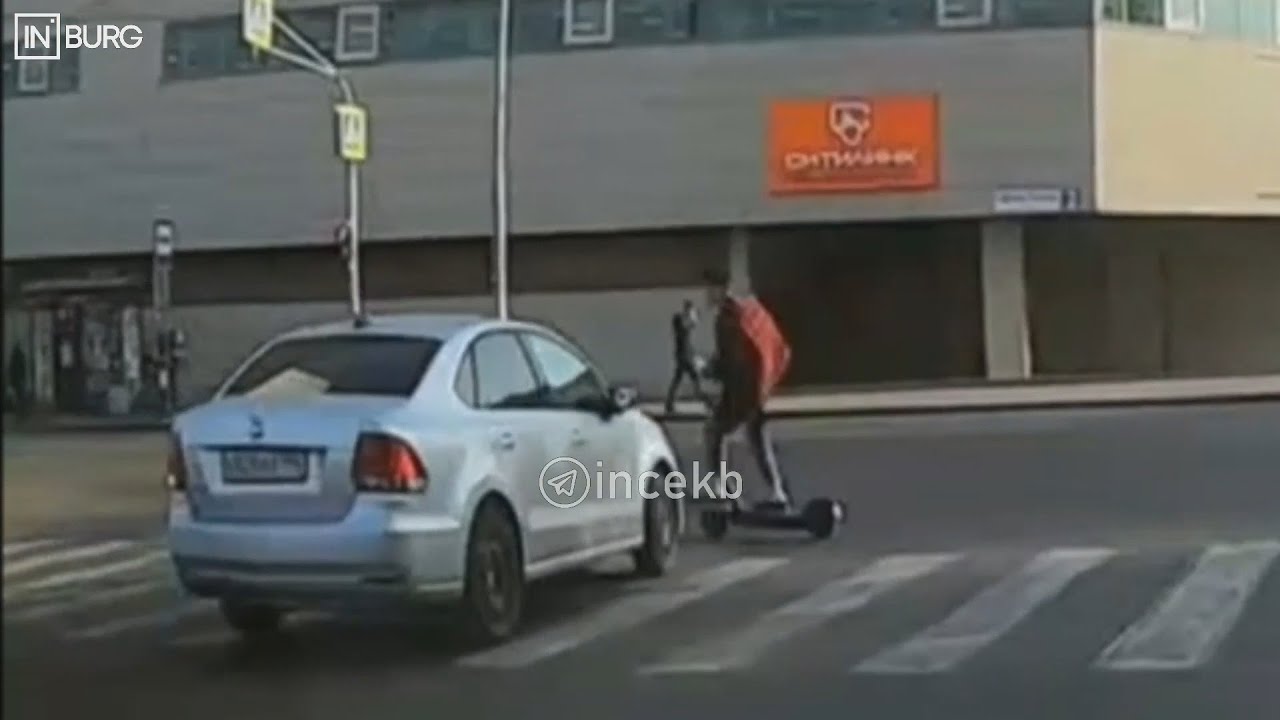 Самокатчик врезался в машину