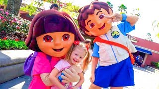 Настя, Рома и Диана веселятся на детской площадке в парке аттракционов Орландо