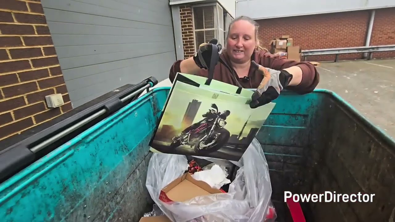 Домашние животные, роющиеся в мусорном баке, собираются позвонить в полицию