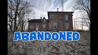 Exploring a Decaying Abandoned Farm House in Ontario Canada!