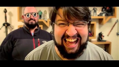 jovem nerd falando lambda lambda lambda por aproximadamente uma hora