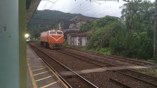[1110624] 421次EMU3000型黑白自強號雙溪站通過