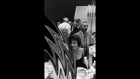 The story behind the infamous Sophia Loren and Jayne Mansfield photo