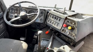 : As'i es el interior de un cab over international | Cami'on poco com'un |Ser'a c'omodo.?