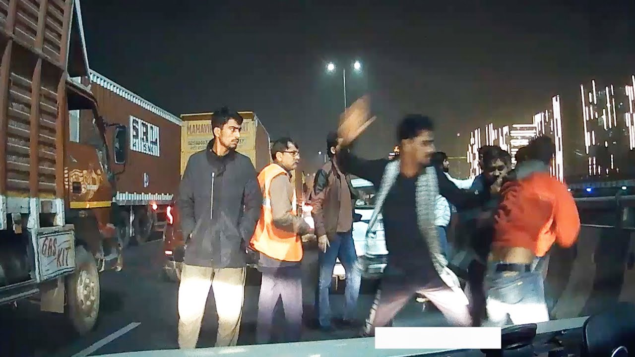 UP AND HARYANA BOYS FIGHTING IN ROAD RAGE - YouTube