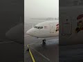Batik Air Malaysia mendarat dan parkir di Bandara Soekarno Hatta dengan kondisi hujan lebat!!