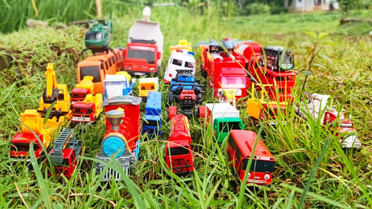 Menemukan Banyak Mobil Mobilan, Truk, Mobil Pemadam, Truk Pasir, Excavator, Bus Tayo, Truk Tangki