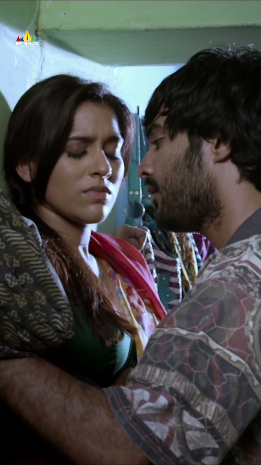 ప్రతీసారి ఏంట్రా ఇది ఎవరైనా చూస్తారు జరుగు ! #GunturTalkies | #rashmigautam | #shorts | #ytshorts