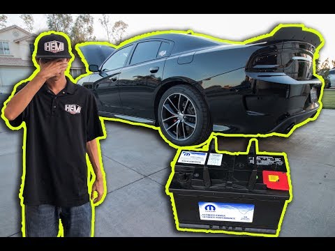 Video: Waar is die battery in 'n 2011 Dodge Charger?