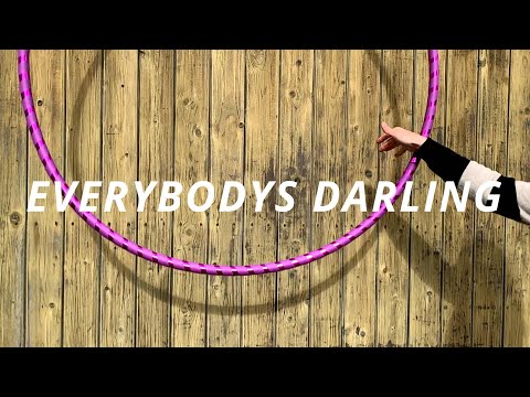 Dieses Video zeigt unser Hula Hoop Modell &quot;Everybodys Darling&quot; in Bewegung bei Sonnenlicht. Tapes: 24 mm purple grip / Mirror PinkDieses Modell ist erhältlic...