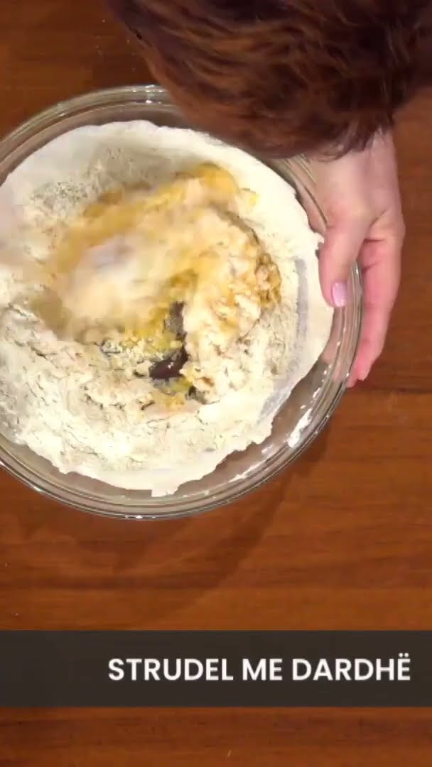 “Strudel me dardhë”, receta nga Linda Fishta- Në Shtëpinë Tonë