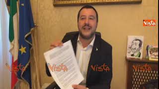 Salvini mostra il decreto Sicurezza firmato da Mattarella
