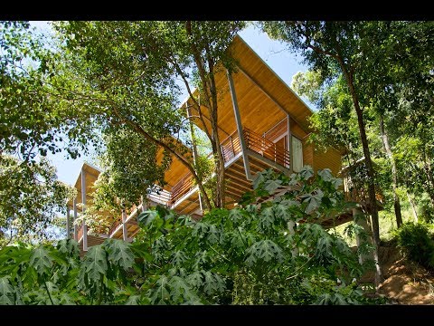 Videó: A Studio Saxe Trópusi átriumot Hoz Létre Costa Rica Jungle Frame House-ban