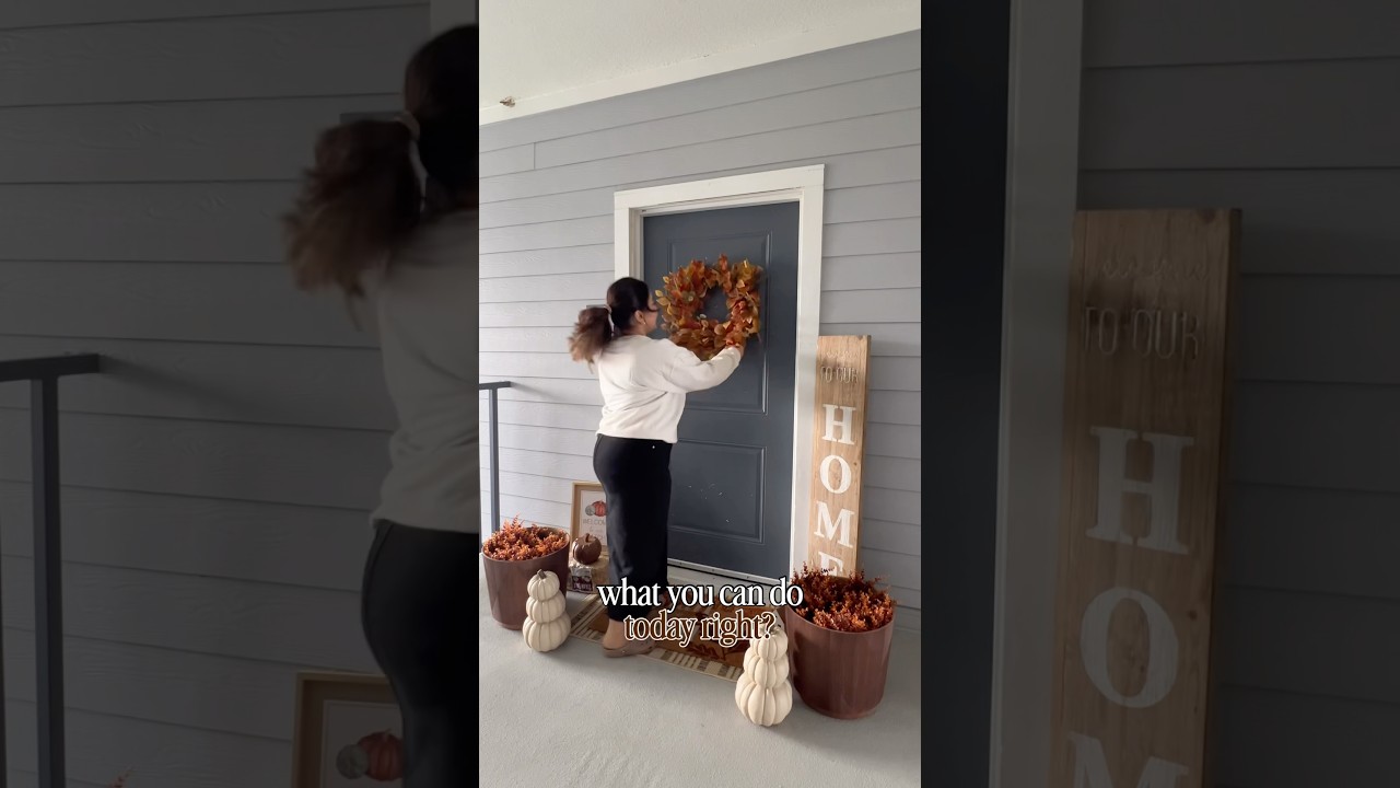 Fall Front Door Decoration 🍂🤎 #fall2025 #apartmentdecor #fallhomedecor
