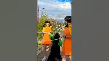 The sister did not see the dwarf…😬😂🦑 #pranks #squidgame #twins